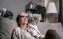 Họp gia đình khoe vòng vàng 80 triệu đồng được con trai tặng, tôi “điếng người” vội cất vòng đi vì 1 câu nói, thề cả đời không thể quên