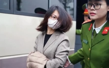 Cảnh sát dẫn giải hai cựu Cục trưởng Cục An toàn thực phẩm đến tòa