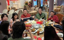 Đi họp lớp, hoa khôi tặng mỗi người một phong bì kỳ lạ: Tôi từ chối nhận bỗng thành “người may mắn nhất”