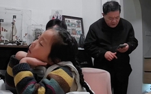 Bé gái ngủ gật khi làm bài tập, phản ứng của người cha đã trả lời cho câu hỏi: Chúng ta cần con giỏi hay cần con hạnh phúc?