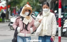 Hà Nội lạnh nhất từ đầu mùa đông, mặc nhiều lớp áo vẫn rét run