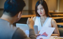 Thường xuyên làm 4 việc này tại nơi làm việc là biểu hiện của người EQ thấp