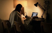 Đi cà phê một mình với nhiều tài sản giá trị thì phải xoay xở sao khi cần đi vệ sinh?