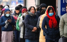 Hà Nội rét cắt da 10°C, phố Cầu Giấy xuất hiện cảnh tượng hiếm thấy từ 3h sáng