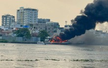 Du thuyền trên sông Sài Gòn bốc cháy, khói bốc cao hàng chục mét