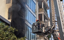 NÓNG: Cháy lớn tại căn nhà 7 tầng ở Hà Nội, chủ nhà hoảng loạn nhảy từ trên cao thoát thân