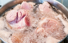 Luộc thịt nên thả nước lạnh hay đợi nước sôi? Chuyên gia giải đáp 1 câu khiến nhiều người lập tức thay đổi suy nghĩ