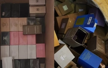 Thu giữ hàng nghìn chai nước hoa Dior, Chanel giả được pha chế từ nguyên liệu mua ở chợ Kim Biên