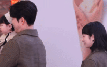 Nhóc tỳ 1 tuổi giàu nhất showbiz lần đầu dự sự kiện, visual mẹ bé gây sốc toàn cõi mạng