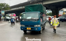 Cửa ngõ Hà Nội đông nghẹt, CSGT chặn xe tải vào nội đô giờ cấm