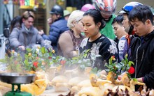 Chợ Hàng Bè đông nghịt ngày 23 tháng Chạp, khách mạnh tay chi hàng triệu đồng sắm lễ