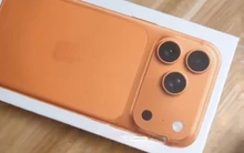 Trúng thưởng iPhone tại tiệc tất niên công ty, người đàn ông mở hộp quà xong liền tuyên bố: “Tôi không cần nữa”