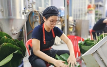 Người trẻ gói bánh chưng thuê, kiếm tiền triệu dịp cận Tết