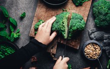 Chuyên gia tiết lộ quy tắc 10 phút biến rau quen thuộc thành “vũ khí chống ung thư”