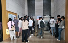 Ở tầng 40, ngày nào cũng chờ thang máy 20 phút, chủ nhà dứt khoát bán nhà dù giá rẻ: “Tôi không muốn đợi nữa”