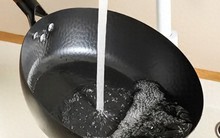 Tại sao không nên tráng chảo  bằng nước ngay sau khi nấu xong? Nghe đầu bếp giải thích, tôi mới giật mình vì bao năm làm sai