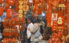 Cận cảnh Hàng Mã những ngày giáp Tết: Vắng bóng "nàng thơ" áo dài, khách Tây thích thú nhưng nhiều tiểu thương lại "ngồi chơi xơi nước"