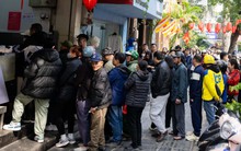 Xếp hàng cả trăm mét mua nem chua ở Hà Nội: Người phải chờ 50 khách, kẻ được "chen hàng" nhờ tấm thẻ đặc biệt