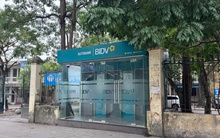 Không còn cảnh chen chân xếp hàng rút tiền trước Tết