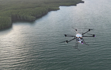 NÓNG: Chính thức khai trương tuyến giao hàng vượt biển bằng UAV đầu tiên, 2kg hàng bay 12km mất 15 phút