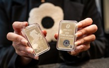 Người dân xếp hàng đông nghịt mua vàng ngày cận Tết Bính Ngọ, bạc thỏi Bạch Mã Phú Quý gây "sốt"