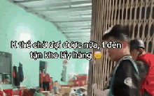 Chờ mòn cổ không thấy shipper, dân tình kéo nhau ra tận kho hàng "giải cứu" đồ Tết