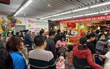 Người dân ào ào sắm Tết, siêu thị kín khách đến khuya