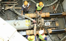 Cận Tết, công nhân vẫn bám trụ thi công trên rạch Xuyên Tâm