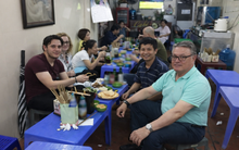 Chỉ nói thiếu một chữ tiếng Việt, anh Tây khiến cả bàn tiệc cười ra nước mắt