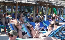 Khách Tây đổ ra biển Đà Nẵng đông không tưởng