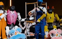 Người dân Trung Quốc thuê "đội quân sắt" để mua vui trong dịp Tết: Là mốt nhất thời hay xu thế dài hạn?