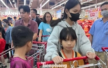 Nửa đêm, siêu thị vẫn ken đặc người mua sắm Tết