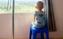 Bức ảnh gây xúc động mạnh ngày Tết tại một bệnh viện nhi: Nơi người lớn học cách mạnh mẽ từ những đứa trẻ