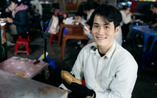 Sáng làm ngân hàng, tối bán khoai vỉa hè: Chàng trai 26 tuổi sống cùng lúc 2 cuộc đời ở Hà Nội