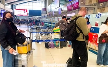 Lạ thường sân bay Nội Bài sáng 29 Tết