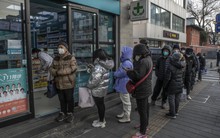 Người dân Trung Quốc bất ngờ xếp hàng tại các hiệu thuốc, chủ tiệm kêu "cháy hàng" không có mà bán: Chuyện gì đang xảy ra?