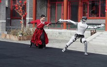 Robot hình người Trung Quốc múa kiếm điêu luyện mừng năm mới, phô diễn kỹ thuật đỉnh cao khiến thế giới kinh ngạc