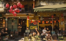 Hà Nội chiều 29 Tết nhẹ tênh, dân tình tranh thủ đi cà phê trong khung cảnh hiếm thấy