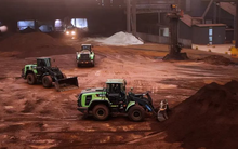 Trung Quốc lại gây sốc ngành vận tải: Tạo ra máy xúc điện tải trọng hơn 120 tấn, hiệu năng ngang ngửa chạy dầu diesel