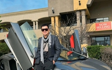 Nam nghệ sĩ Việt 67 tuổi trẻ như 40 khi đứng bên siêu xe, thảo nào mẹ đơn thân kém 37 tuổi mê mẩn