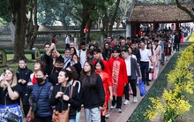 Người dân nườm nượp đổ về Văn Miếu xin chữ đầu năm