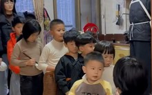 Đoạn video ông ngoại phát lì xì cho các cháu gây bão mạng