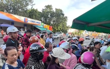 Xếp hàng mua gà luộc, vịt quay cúng ‘hóa vàng’ mùng 3 Tết