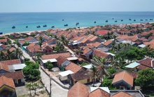 Độc đáo ngôi làng '100% nhà lợp mái đỏ' bên biển Đắk Lắk