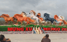 Cận cảnh 8 linh vật ngựa "bắt mắt" được trưng bày ở Lao Bảo