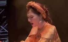 Hòa Minzy thở dốc, mệt lả trong hậu trường fan concert Bắc Bling