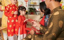 Cứ gần Tết lại đau đầu chuyện cũ: “Tịch thu” hay để con tự giữ tiền lì xì? Quyết định của cha mẹ có thể theo con cả đời