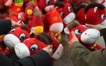 Vì sao ngựa mặt khóc nhồi bông gây sốt?