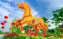 Linh vật Phúc Mã cao 7 mét tại đường hoa Home Hanoi Xuan 2026