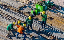 Công nhân bám công trường trọng điểm, làm việc xuyên Tết Bính Ngọ 2026